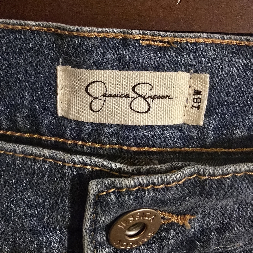 NWT Jessica Simpson Plus Size 18W Womans Distressed Jean Capris - Picture 3 of 6